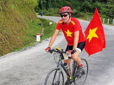 Bruce Irving Cycling on the  tour with redspokes